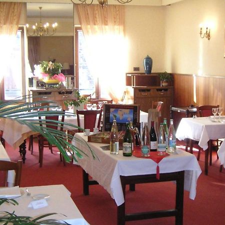 Les Negociants Hotel Pontgibaud Buitenkant foto