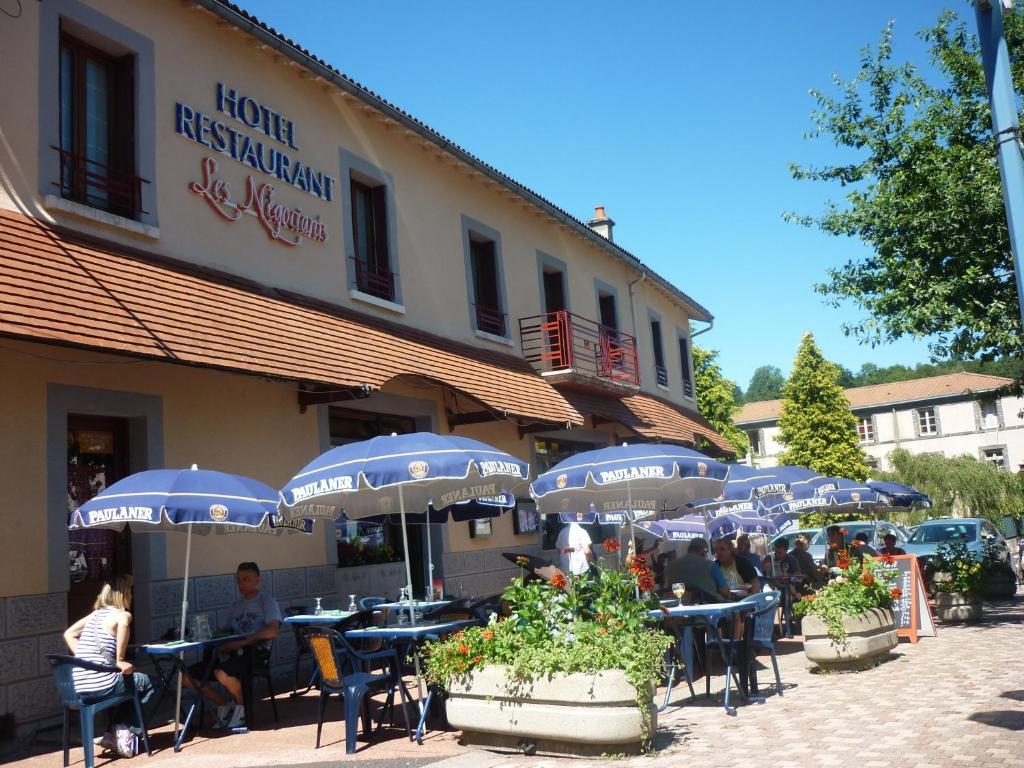 Les Negociants Hotel Pontgibaud Buitenkant foto