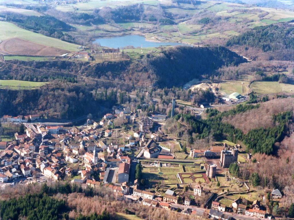 Les Negociants Hotel Pontgibaud Buitenkant foto