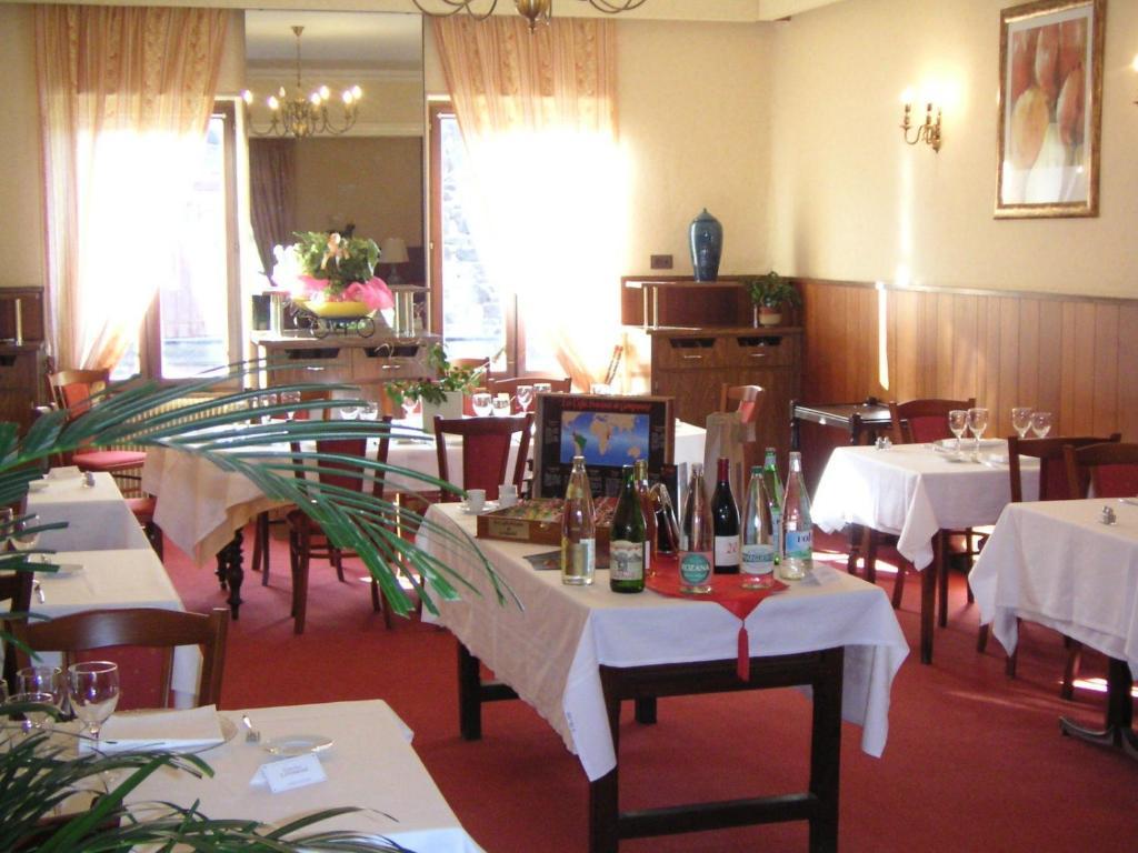 Les Negociants Hotel Pontgibaud Buitenkant foto