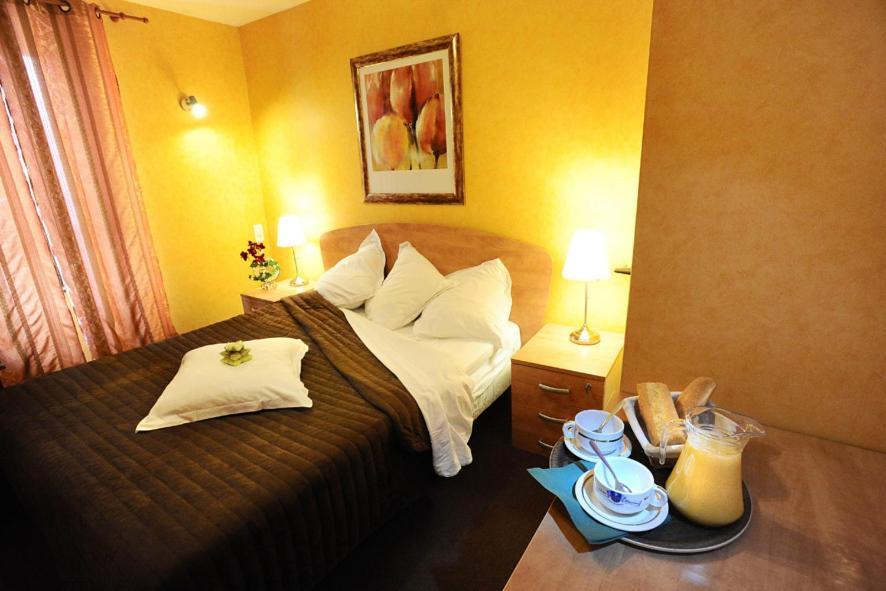 Les Negociants Hotel Pontgibaud Kamer foto