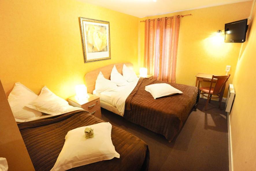 Les Negociants Hotel Pontgibaud Kamer foto